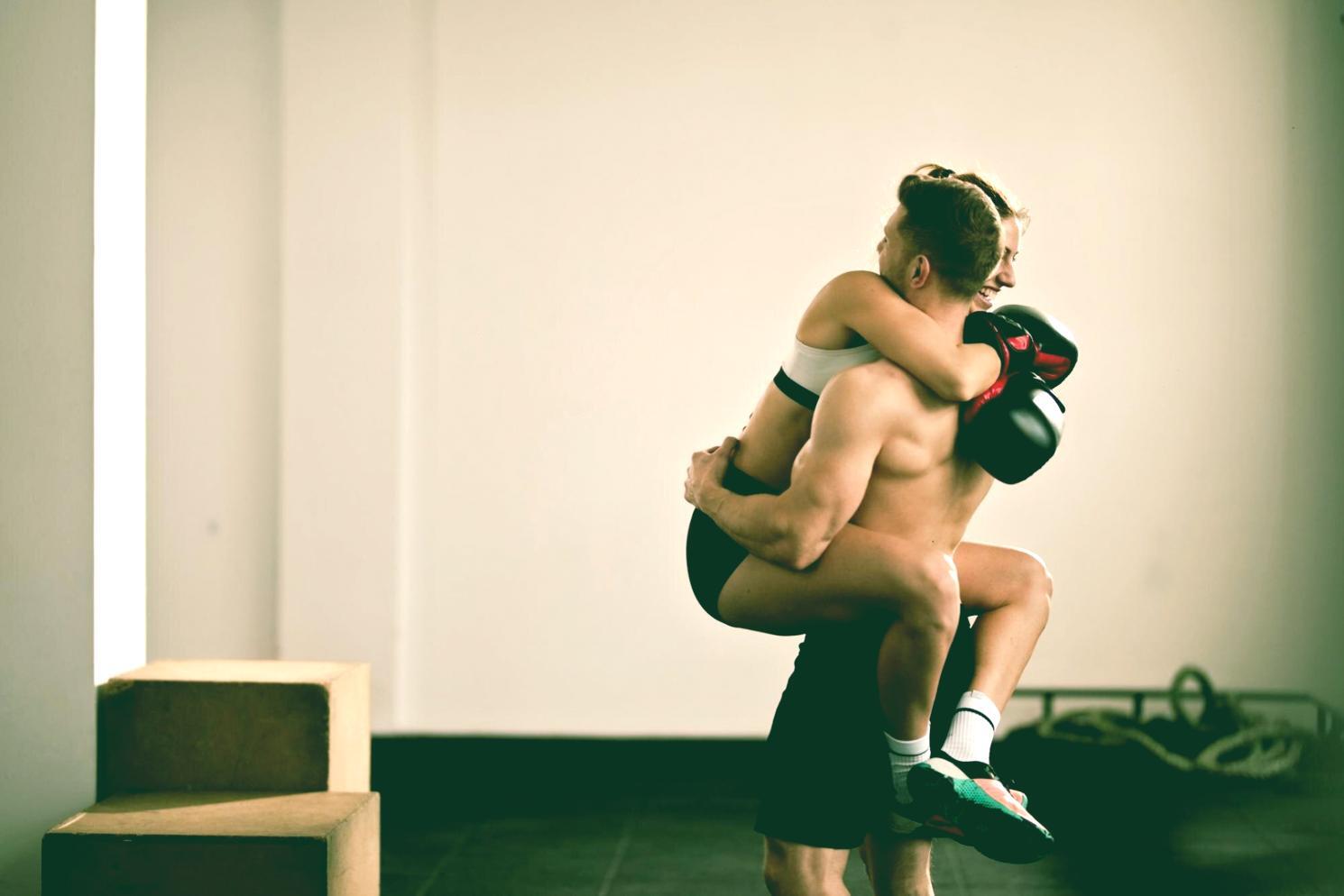 Estudiante realizando ejercicio de flexibilidad bajo supervisión